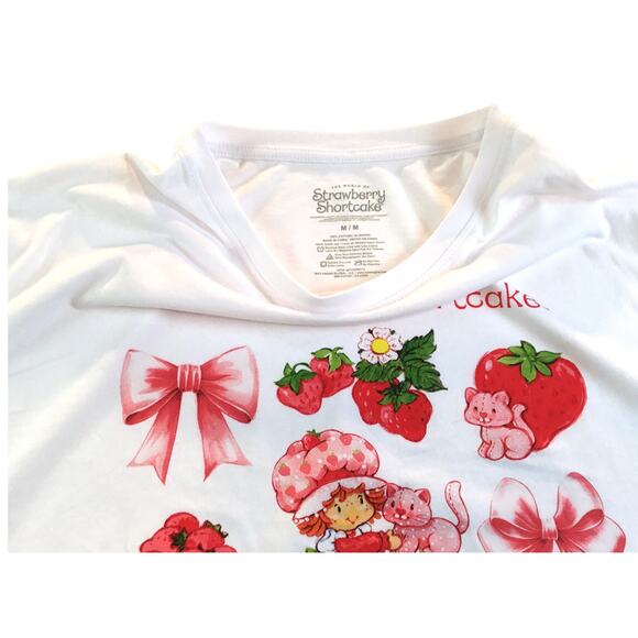 Strawberry Shortcake M Top NWT Berries Baskets Bows Kittens - Picture 4 of 4